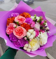 Авторский сборный букет с пионовидной розой, диантусами и хлопком