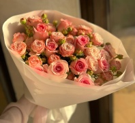 Букет из 11 роз "Бэби лав 40см" и 5 веток кустовой пионовидной розы