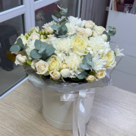 Шляпная коробка в светлых оттенках с эвкалиптом