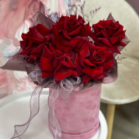 Шляпная коробка с красными розами