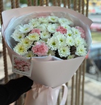 Букет из 7 веток хризантемы и 5 диантусов