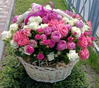 Корзина 17 веток кустовой розы, 7 веток кустовой пионовидной