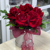 Пять роз Эквадора в шляпной коробке