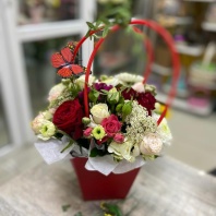 Композиция с красными и кустовыми розами