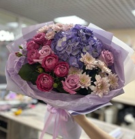 Сборный букет с гортензией, кустовыми розами, хризантема