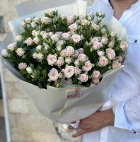 Нежнейший букет из 15 веток 60см кустовой розы в белой упаковке