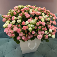 Композиция из кустовой розы, цвета на выбор