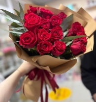 Букет из 15 роз (40-50м,2сорт) с эвкалиптом. В ассортименте разные цвета на выбор