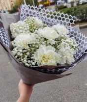 Букет из 7 белых диантусов с гипсофилой, в упаковке на выбор