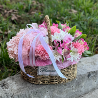 Корзинка в розовых и белых тонах