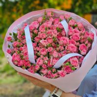 Букет из 15 веток кустовых роз