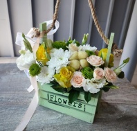 Композиция в деревянном ящике с желтыми розами, хризантемой и кремовой кустовой
