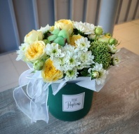 Шляпная коробочка из хризантемы и желтых роз