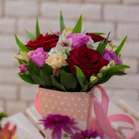 Композиция из одноголовой и мелкоцветной пионовидной розы