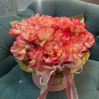 Роза Джумилия в шляпной коробке