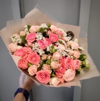 11 веток кустовой розы нежных оттенков в упаковке на выбор