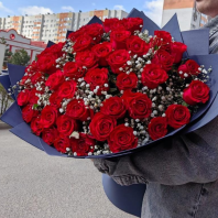 51 красная роза, 60 см с гипсофилой. Упаковка на выбор