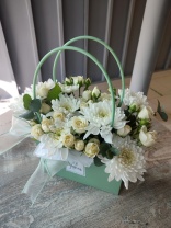 Композиция из хризантемы и белой кустовой розы