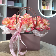 Композиция с розами Джумилия