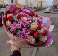 Малиновая кустовая 3шт, Савита 2сорт 11шт и хризантема в сборном букете