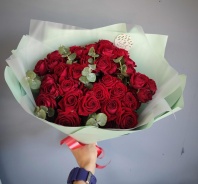 7 красных кустовых веток в оформлении на ваш вкус