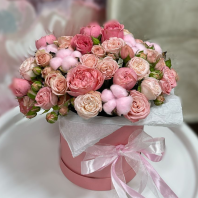 Шляпная коробка с кустовыми розами и хлопком