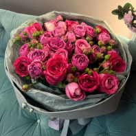 Три ветки Мисти Баблз и 15 роз 40-50см в сборном букете