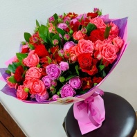 Микс кустовых роз с альстромерией