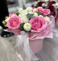 Шляпная коробочка в бело-розовых тонах