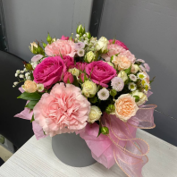 Композиция в шляпной коробке с кустовыми розами, хризантемой, диантусами и гипсофилой