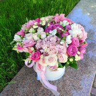 Большая шляпная коробка с гортензией, розами и сезонными цветами