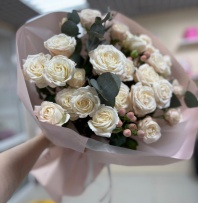 7 веток кустовой пионовидной розы с эвкалиптом в оформлении