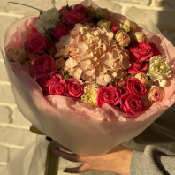 Гортензия, диантусы и кустовые розы в сборном букете