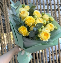 Букет из 5 веток кустовой пионовидной розы с эвкалиптом 