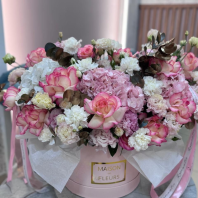 Шляпная коробка с гортензией, диантусами и розами