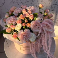 Нежная шляпная коробка с кустовыми розами и диантусами