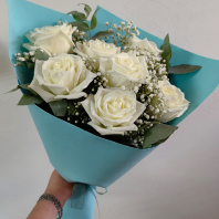 Букет из 7 белых роз с гипсофилой 70см