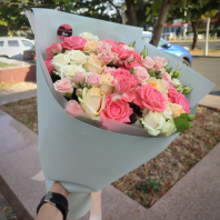 Нежный микс кустовых и одноголовых роз