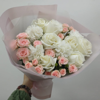 Сборный букет с белыми розами
