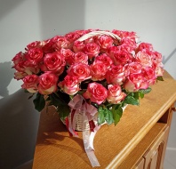 65 роз 2 сорта в корзине. В ассортименте разные цвета роз