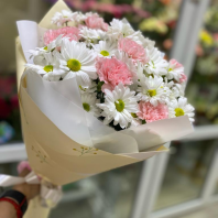 Кустовая хризантема и диантусы в сборном букете