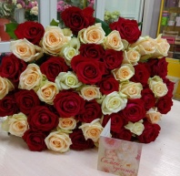 51 роза 2сорт микс красных и персиковых роз
