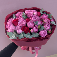 Кустовая пионовидная роза, красные розы и эвкалипт в сборном букете