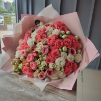 Букет из кустовых роз с одноголовой Лондон ай